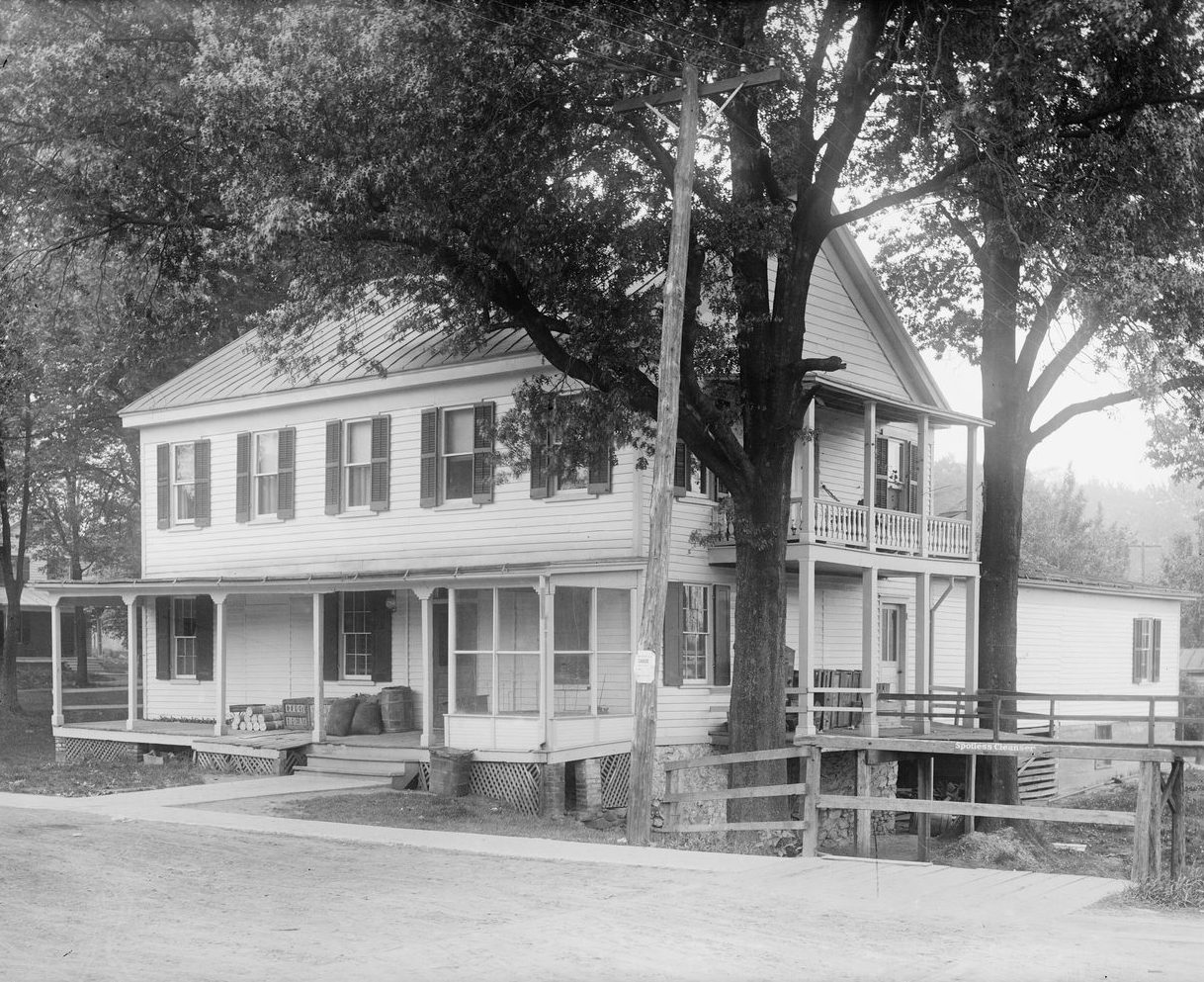 The Freeman House and store in Vienna, Virginia, in an early twentieth-century photograph